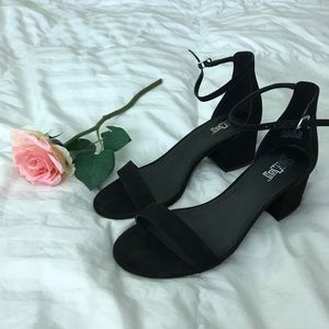 Ankle strap heels 👠